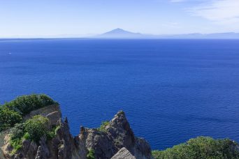 津軽半島・小泊岬付近から望む岩木山（青森県：2016年8月）