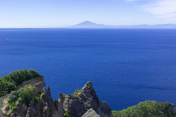 津軽半島・小泊岬付近から望む岩木山（青森県：2016年8月）