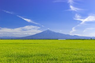 津軽半島・稲垣付近から望む岩木山（青森県：2016年8月）