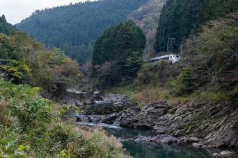 JR福知山線・下滝～丹波大山間・特急「こうのとり」（兵庫県：2016年11月)