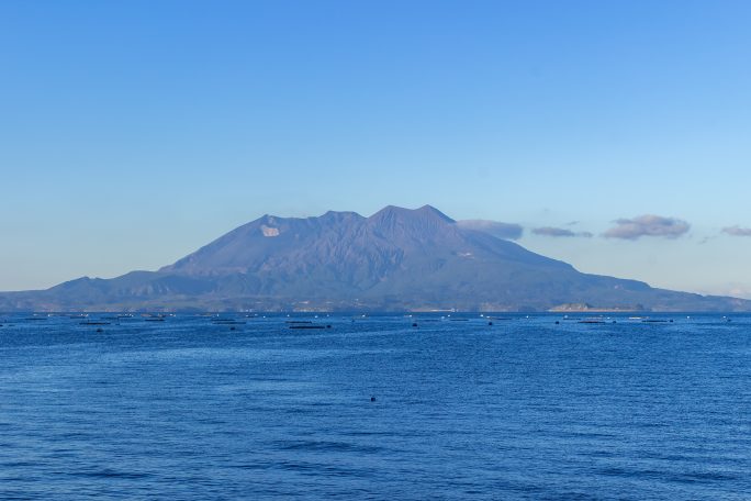 大隅半島・錦江湾越しに臨む桜島（鹿児島県：2016年12月)