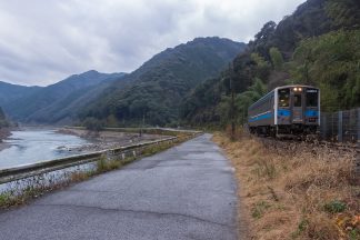 JR肥薩線・吉尾～海路間（熊本県：2016年12月)