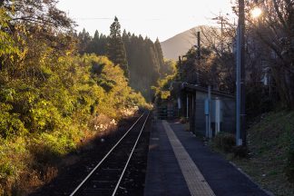 JR吉都線・鶴丸駅（熊本県：2016年12月）