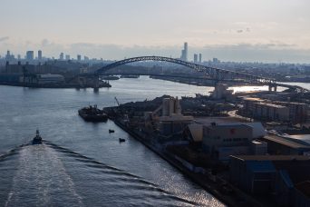 大阪湾岸・なみはや大橋から望む千歳橋（大阪府：2017年3月）