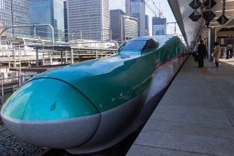 JR東北新幹線・東京駅・特急「はやぶさ」（東京都：2017年4月）