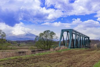 JR花輪線・好摩～東大更間・赤川橋梁（岩手県：2017年4月）
