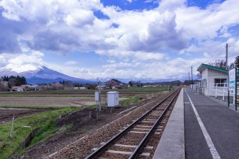 JR花輪線・東大更駅（岩手県：2017年4月）
