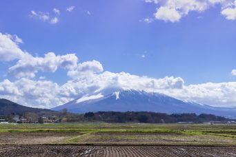 JR花輪線・北森駅付近から望む岩手山（岩手県：2017年4月）