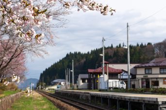 JR花輪線・八幡平駅（岩手県：2017年4月）