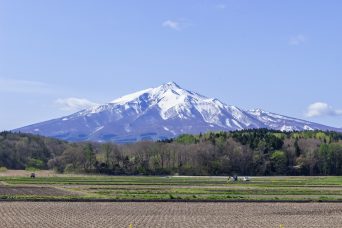 JR五能線・陸奥森田～越水間から望む岩木山（青森県：2017年5月）