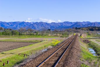 JR五能線・鳥形駅付近から望む白神山地（秋田県：2017年5月）