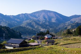 福知山・坂浦集落付近から望む赤石ヶ岳（京都府：2020年4月）