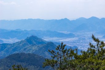 中央分水嶺五大山付近から望む城山方面（兵庫県：2020年5月）