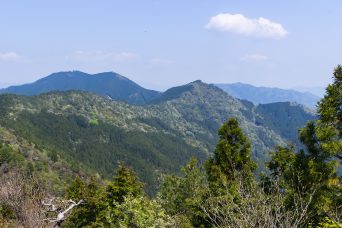 中央分水嶺・五大山付近から望む五台山方面（兵庫県：2020年5月）