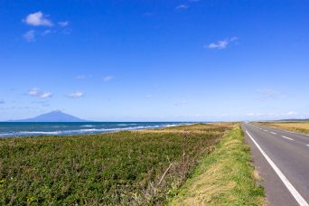 道道106号・オロロンラインから望む利尻島（北海道：2020年10月）