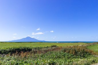 道道106号・オロロンラインから望む利尻島・礼文島（北海道：2020年10月）