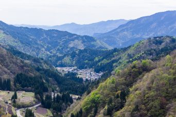 白鳥・桧峠付近から望む前谷集落付近（岐阜県：2021年4月）