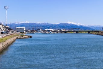 金沢・金石港付近から望む白山と両白山地（石川県：2021年4月）