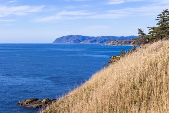 能登半島・やせの断崖付近から望む猿山岬（石川県：2021年4月）