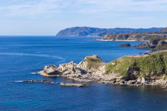 能登半島・やせの断崖付近から望む関野鼻と猿山岬（石川県：2021年4月）