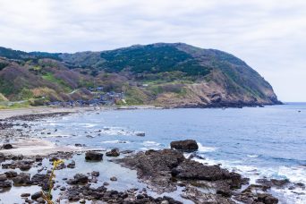 能登半島・小崎付近から望む吉浦集落と猿山岬（石川県：2021年4月）