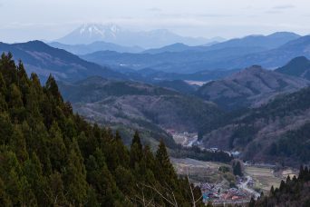 道後山東麓から望む大山と豊栄集落（鳥取県：2022年3月）