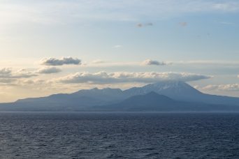 美保関から望む大山（島根県：2022年4月）