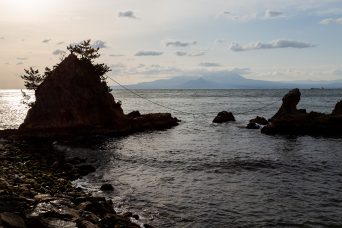 島根半島・男女岩越しに望む大山（島根県：2022年4月）