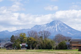 JR伯備線・岸本駅付近から望む大山（鳥取県：2022年4月）