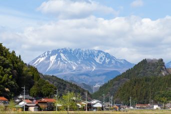 JR伯備線・武庫駅付近から望む大山（鳥取県：2022年4月）