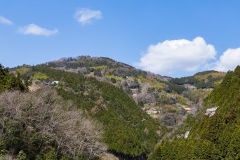 久米南・蔭地集落付近から望む角石祖母集落（岡山県：2022年4月）