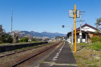 JR因美線・高野駅と那岐山（岡山県：2022年4月）
