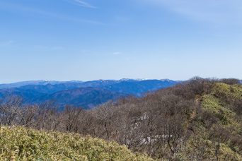 那岐山から望む氷ノ山・扇ノ山（鳥取県：2022年4月）