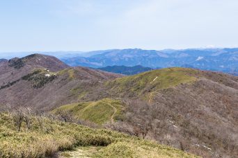 那岐山から望む滝山方面（鳥取県：2022年4月）