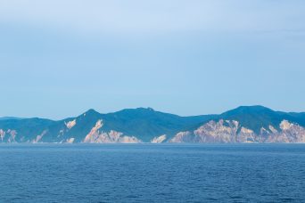 青函フェリーから望む下北半島・縫道石（青森県：2022年5月）