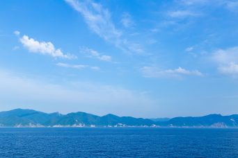 青函フェリーから望む下北半島・縫道石山と仏ヶ浦（青森県：2022年5月）