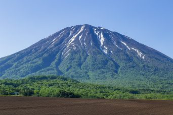 倶知安付近から望む後志羊蹄山（北海道：2022年5月）