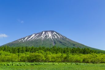 真狩付近から望む後志羊蹄山（北海道：2022年5月）