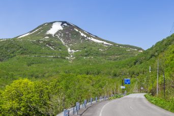 湯本温泉付近から望むチセヌプリ（北海道：2022年5月）