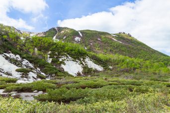 五色温泉付近から望むイワオヌプリ（北海道：2022年5月）