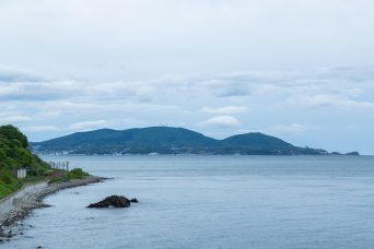 JR函館本線・張碓駅跡付近から望む高島岬（北海道：2022年5月）