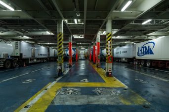 新日本海フェリー・車両甲板（北海道：2022年6月）