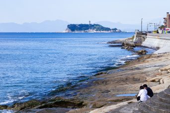 湘南海岸・稲村ケ崎から望む江ノ島（神奈川県：2022年10月）
