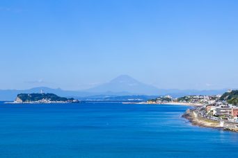湘南海岸・稲村ケ崎から望む江ノ島と富士山（神奈川県：2022年10月）