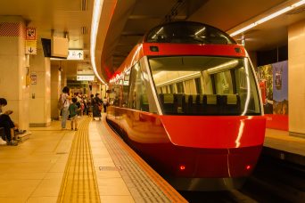 小田急電鉄小田原線・新宿駅・特急「はこね」（東京都：2022年10月）