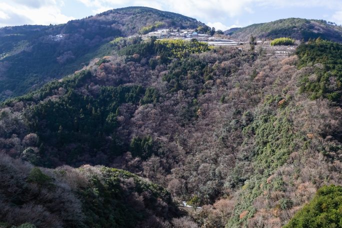 JR土讃線・坪尻駅付近・坪尻橋から望む木屋床集落と坪尻駅（徳島県：2022年12月）