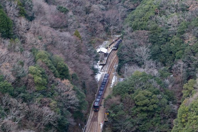 JR土讃線・坪尻駅付近・落集落から望む坪尻駅と特急「南風」（徳島県：2022年12月）