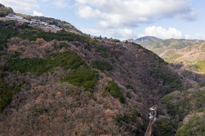 JR土讃線・坪尻駅付近・落集落から望む坪尻駅と木屋床集落（徳島県：2022年12月）