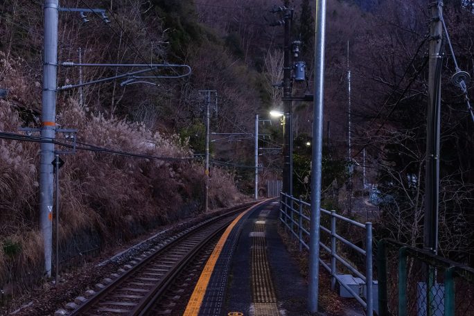 田本駅側の末端に立つと平岡駅側の末端は見通せない