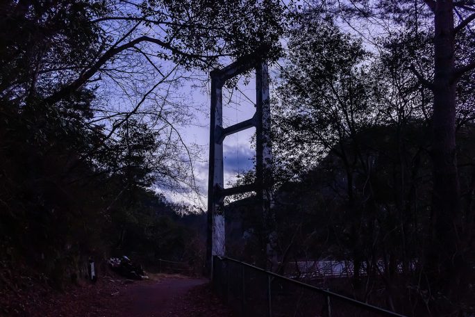 崖の上に吊橋の主塔が建っていた